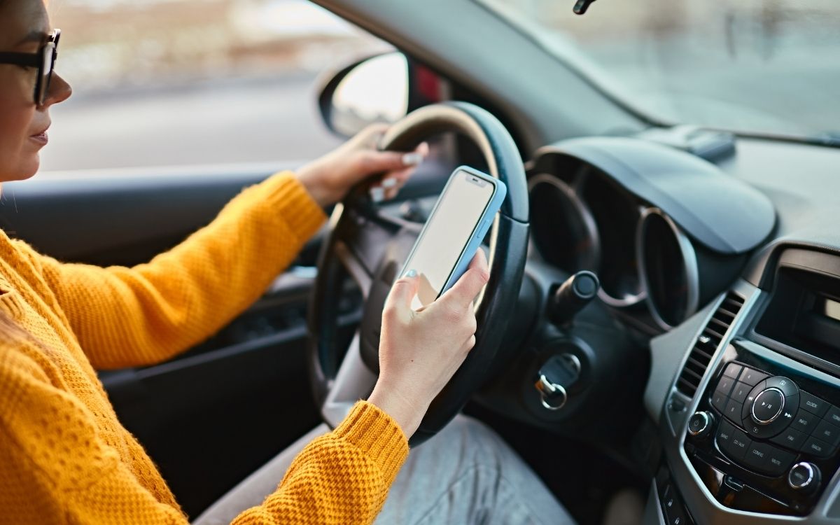 Uso de celular ao volante gera mil multas em três meses em São José, mas número é menor que em 2025