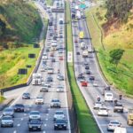 Via Dutra fluxo de veículos intenso nas rodovias que cortam o Vale do Paraíba