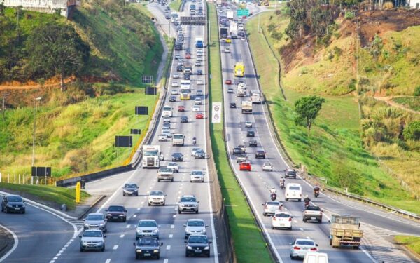 Via Dutra fluxo de veículos intenso nas rodovias que cortam o Vale do Paraíba