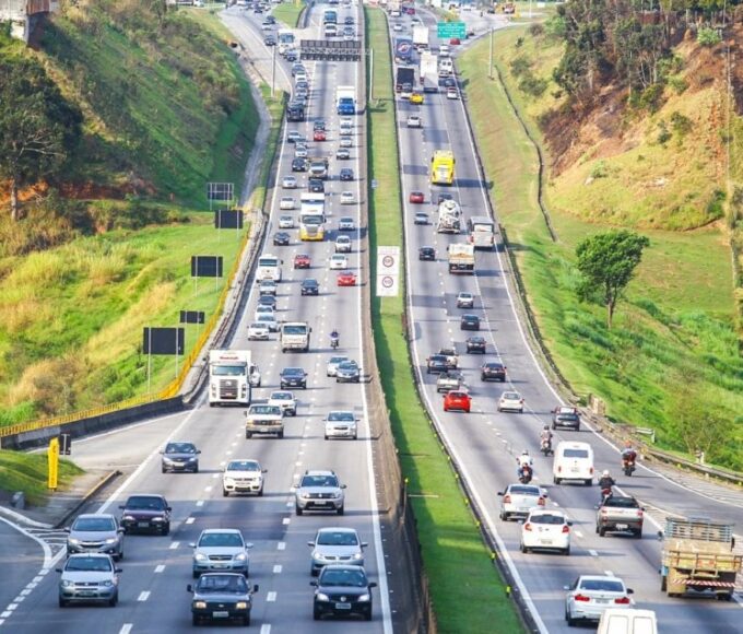 Via Dutra fluxo de veículos intenso nas rodovias que cortam o Vale do Paraíba