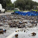 Carga de cerveja cai de caminhão e causa lentidão na Avenida George Eastman, em São José dos Campos