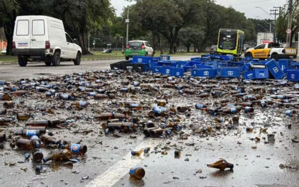 Carga de cerveja cai de caminhão e causa lentidão na Avenida George Eastman, em São José dos Campos