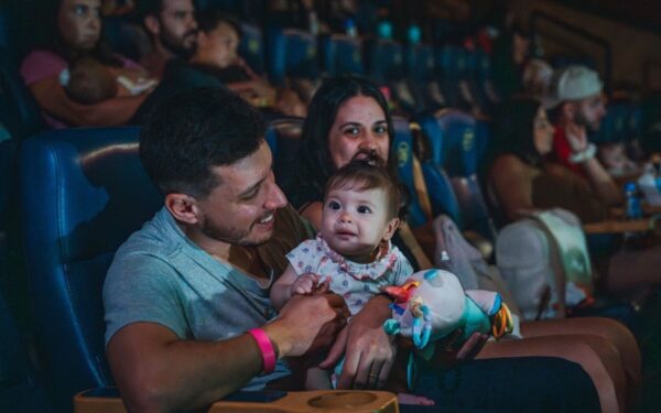 CineMaterna exibe "Toy Story 5" em shopping de São José com adaptações para famílias com bebês