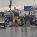 Colisão entre dois carros deixa passageira ferida na Avenida Nelson D'Ávila, no centro de São José dos Campos