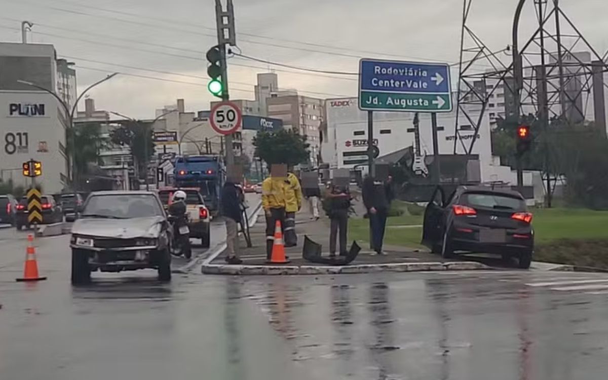 Colisão entre dois carros deixa passageira ferida na Avenida Nelson D'Ávila, no centro de São José dos Campos