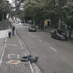 Idosa de 80 anos cai e bate a cabeça após tentativa de assalto por dupla em patinete elétrico em São José dos Campos