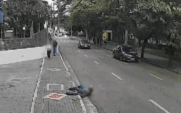 Idosa de 80 anos cai e bate a cabeça após tentativa de assalto por dupla em patinete elétrico em São José dos Campos