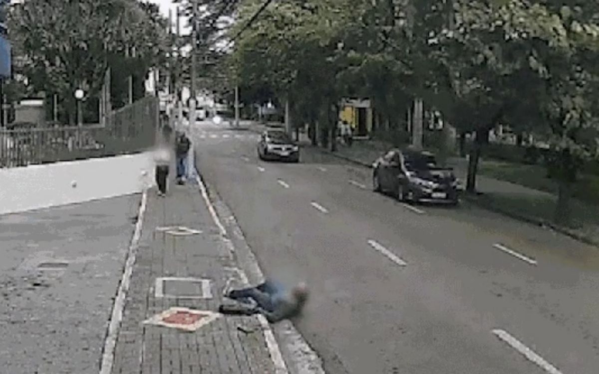 Idosa de 80 anos cai e bate a cabeça após tentativa de assalto por dupla em patinete elétrico em São José dos Campos
