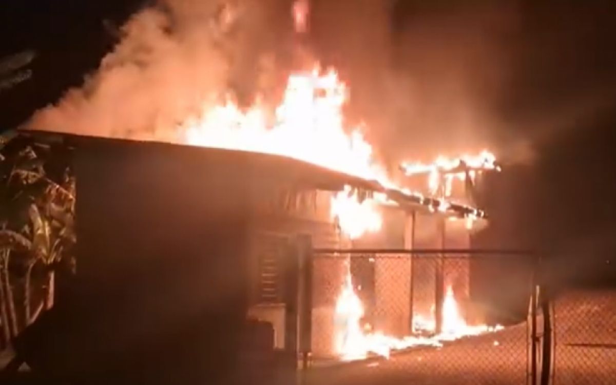 Incêndio atinge Ponto de Entrega Voluntária no bairro Santa Júlia em São José dos Campos