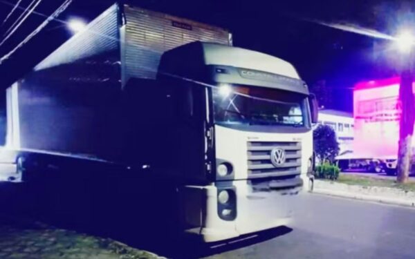 Caminhão que arrastou carro de idosa na Dutra é encontrado em Taubaté; motorista que fugiu segue procurado
