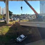 Caminhonete cai no córrego Vidoca após motorista perder controle em rotatória no Jardim das Colinas