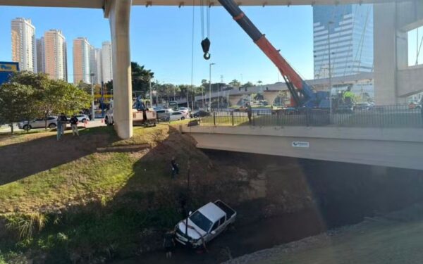 Caminhonete cai no córrego Vidoca após motorista perder controle em rotatória no Jardim das Colinas
