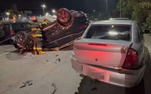 Carro capota e atinge três veículos parados na saída da Farma Conde Arena após jogo do Brasil em São José dos Campos
