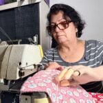 Costureira que perdeu o braço volta a costurar com prótese em 3D feita sob medida em SJC