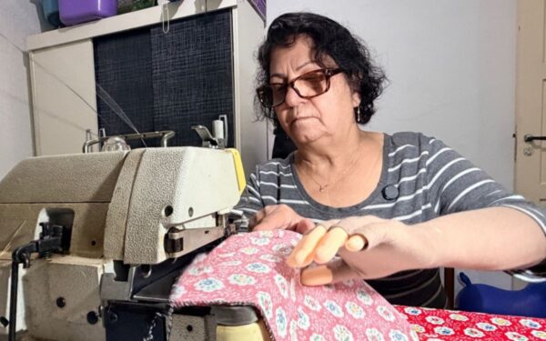 Costureira que perdeu o braço volta a costurar com prótese em 3D feita sob medida em SJC