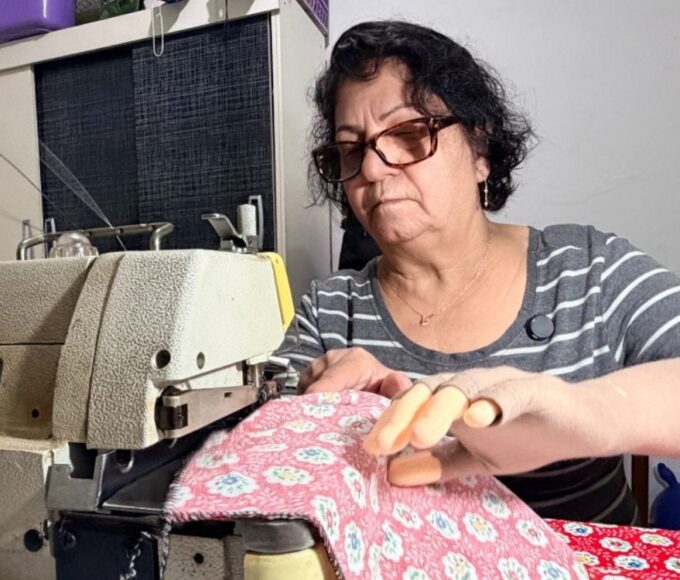 Costureira que perdeu o braço volta a costurar com prótese em 3D feita sob medida em SJC