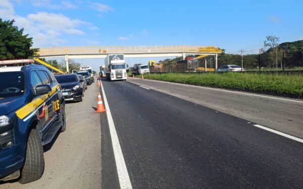 Engavetamento com seis veículos deixa uma pessoa ferida na Via Dutra, em São José dos Campos