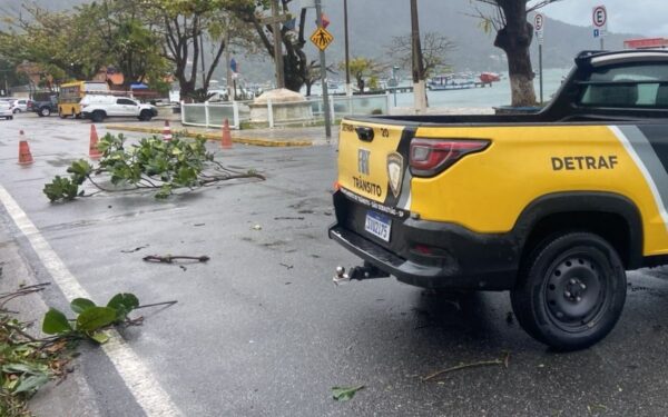 Frente fria atinge Litoral Norte escola interditada em Ilhabela, regatas canceladas, balsa suspensa e rodovias fechadas em Ubatuba