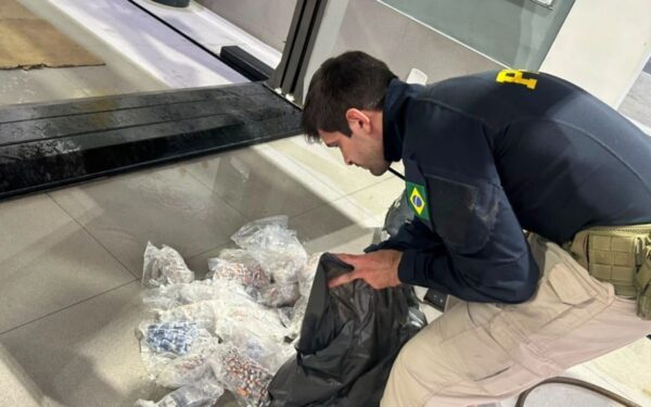 PRF apreende mais de 1.800 ampolas de medicamentos irregulares escondidas no tanque de combustível de carro na Dutra em Pindamonhangaba