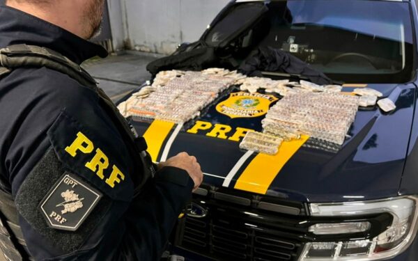 PRF prende mulher com 1.500 ampolas de tirzepatida escondidas nas pernas em ônibus na Dutra em Caçapava
