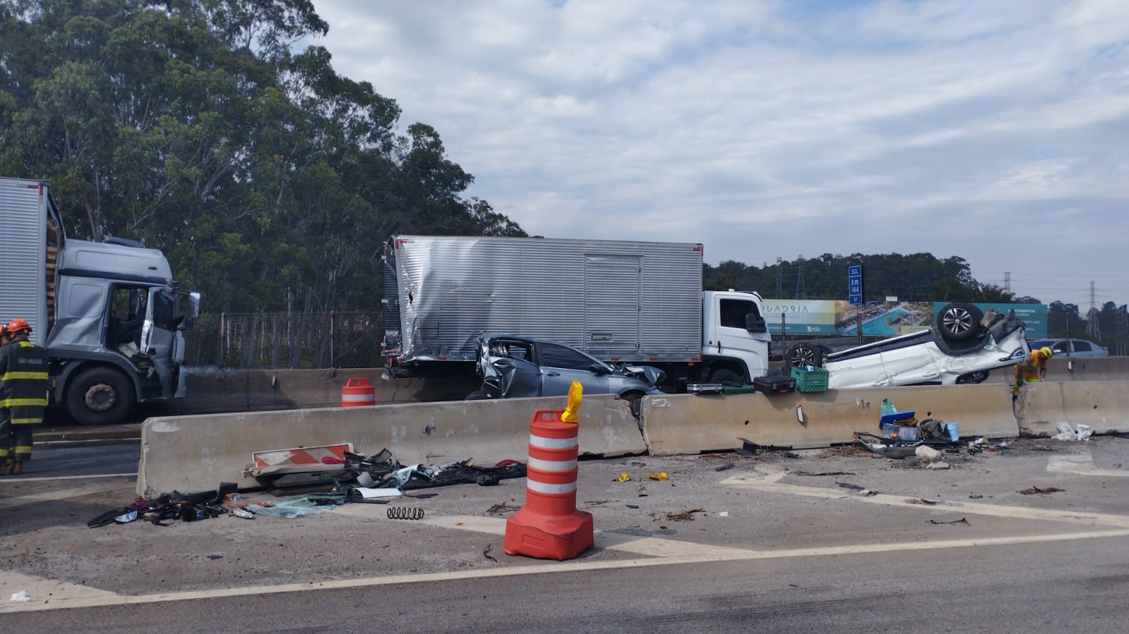 Acidente com seis veículos interdita pista da Dutra e causa 9 km de fila em São José dos Campos