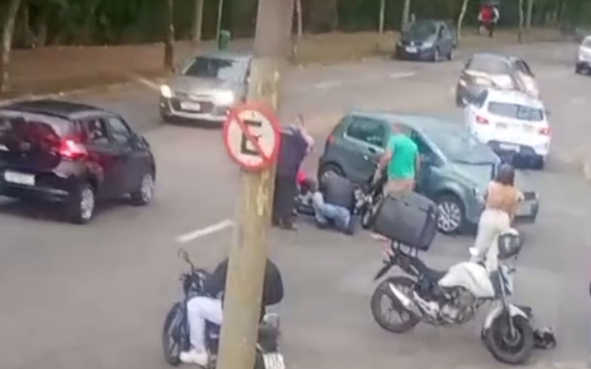 Acidente entre duas motos e um carro deixa motociclista em estado grave na Avenida Salinas, em São José dos Campos
