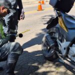 Blitz com decibelímetro afere escapamento de motos e mira poluição sonora em São José dos Campos