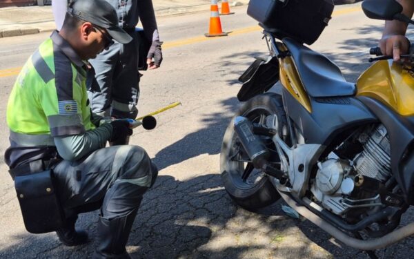 Blitz com decibelímetro afere escapamento de motos e mira poluição sonora em São José dos Campos