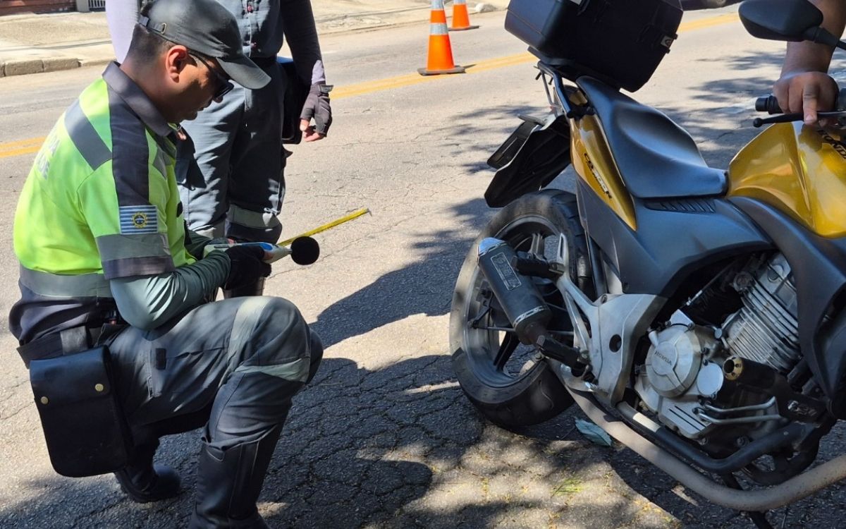 Blitz com decibelímetro afere escapamento de motos e mira poluição sonora em São José dos Campos