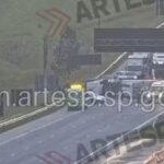 Carreta com 23 toneladas de sabão líquido tomba e interdita a Carvalho Pinto em São José dos Campos