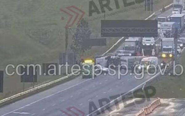 Carreta com 23 toneladas de sabão líquido tomba e interdita a Carvalho Pinto em São José dos Campos