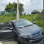 Carro atravessa grade de supermercado em São José e deixa idoso ferido