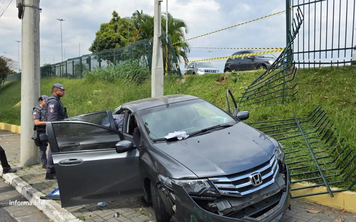Carro atravessa grade de supermercado em São José e deixa idoso ferido