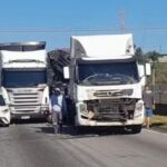 Engavetamento com carretas interdita pista da Via Dutra em São José dos Campos