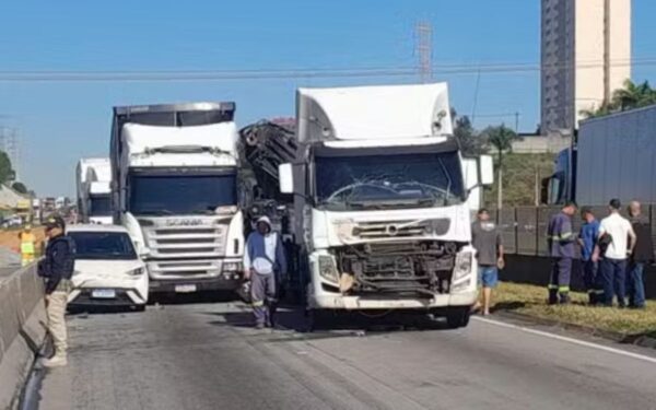 Engavetamento com carretas interdita pista da Via Dutra em São José dos Campos