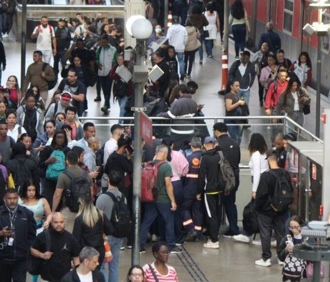 Greve na CPTM paralisa linha 13 e reduz operação das linhas 11 e 12 em São Paulo; mais de 1 milhão de passageiros são afetados