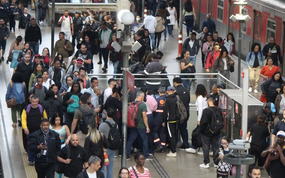 Greve na CPTM paralisa linha 13 e reduz operação das linhas 11 e 12 em São Paulo; mais de 1 milhão de passageiros são afetados