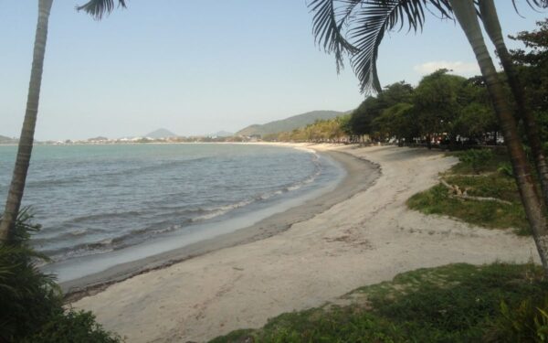 Homem morre afogado na Praia do Iperoig, em Ubatuba; vítima não foi identificada