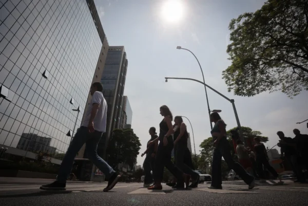 Onda de calor eleva temperaturas até 5°C acima da média em São José dos Campos; Defesa Civil alerta para tempo seco