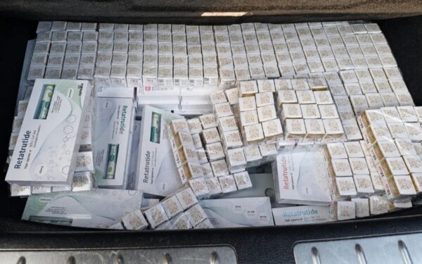 PRF apreende 2,8 mil medicamentos e anabolizantes em carro na Dutra, em Roseira