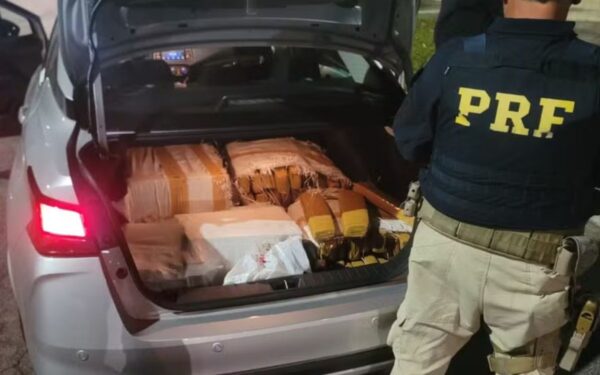 PRF prende casal com 149 kg de maconha no porta-malas de carro na Dutra, em Lavrinhas