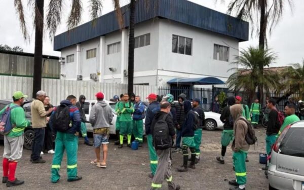 Coletores de lixo paralisam atividades em São José dos Campos