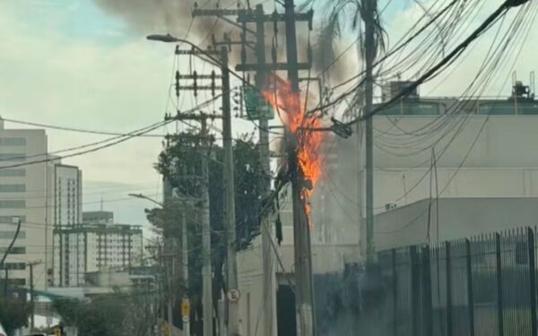 Incêndio em fiação atinge rede elétrica e interrompe energia no Jardim Oswaldo Cruz, em São José dos Campos