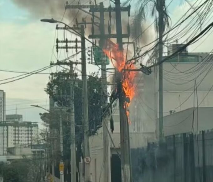 Incêndio em fiação atinge rede elétrica e interrompe energia no Jardim Oswaldo Cruz, em São José dos Campos