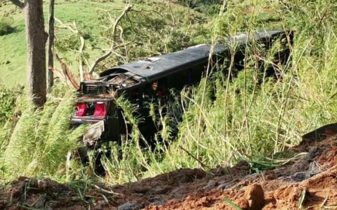 Ônibus de romeiros cai em ribanceira em Cruzeiro, mata seis e deixa dezenas de feridos; motorista é preso