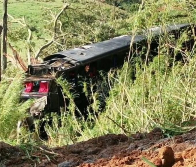 Ônibus de romeiros cai em ribanceira em Cruzeiro, mata seis e deixa dezenas de feridos; motorista é preso