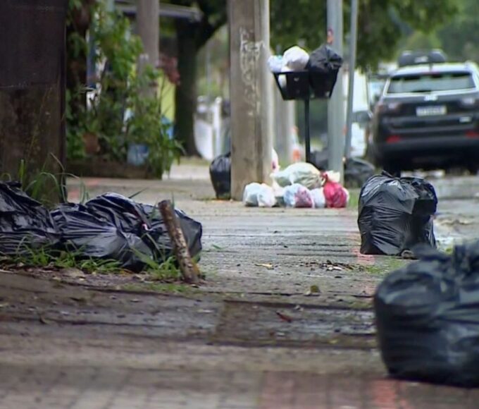 Foto de capa: Divulgação Paralisação de coletores entra no segundo dia e deixa lixo acumulado em São José dos Campos
