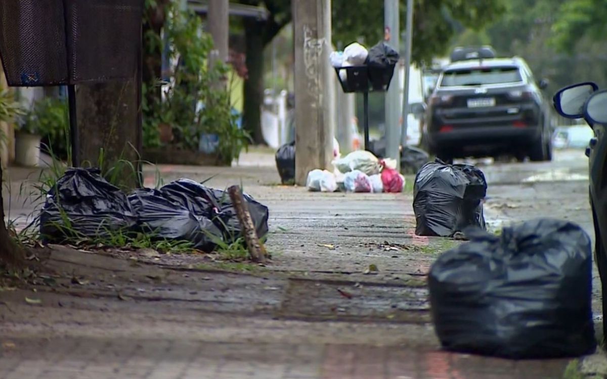Foto de capa: Divulgação Paralisação de coletores entra no segundo dia e deixa lixo acumulado em São José dos Campos
