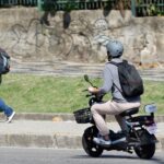 Taubaté sanciona lei que regulamenta bicicletas elétricas e patinetes; capacete é obrigatório e menor de 16 anos precisa de acompanhante
