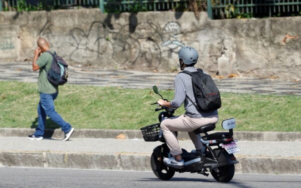 Taubaté sanciona lei que regulamenta bicicletas elétricas e patinetes; capacete é obrigatório e menor de 16 anos precisa de acompanhante